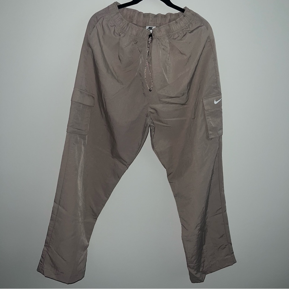 Nike Sportswear Essential
Women's High-Rise Woven Cargo Pants